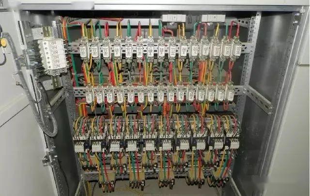 配電室中有哪些類型的低壓配電柜電壓?配電柜主要內(nèi)部組件是什么?