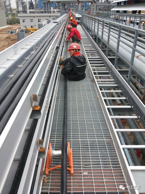 一條完成開關柜安裝，電纜橋架施工，電纜敷設及布線施工，照明配電箱施工