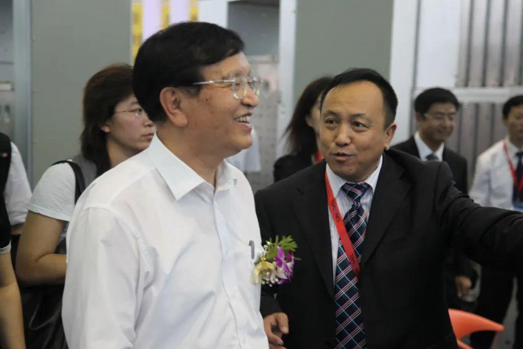 華德海特電器在2020年榮獲“中國開關柜 10頂級品牌”72.5千伏氫地理信息系統和碳地理信息系統獎,填補了國際空白