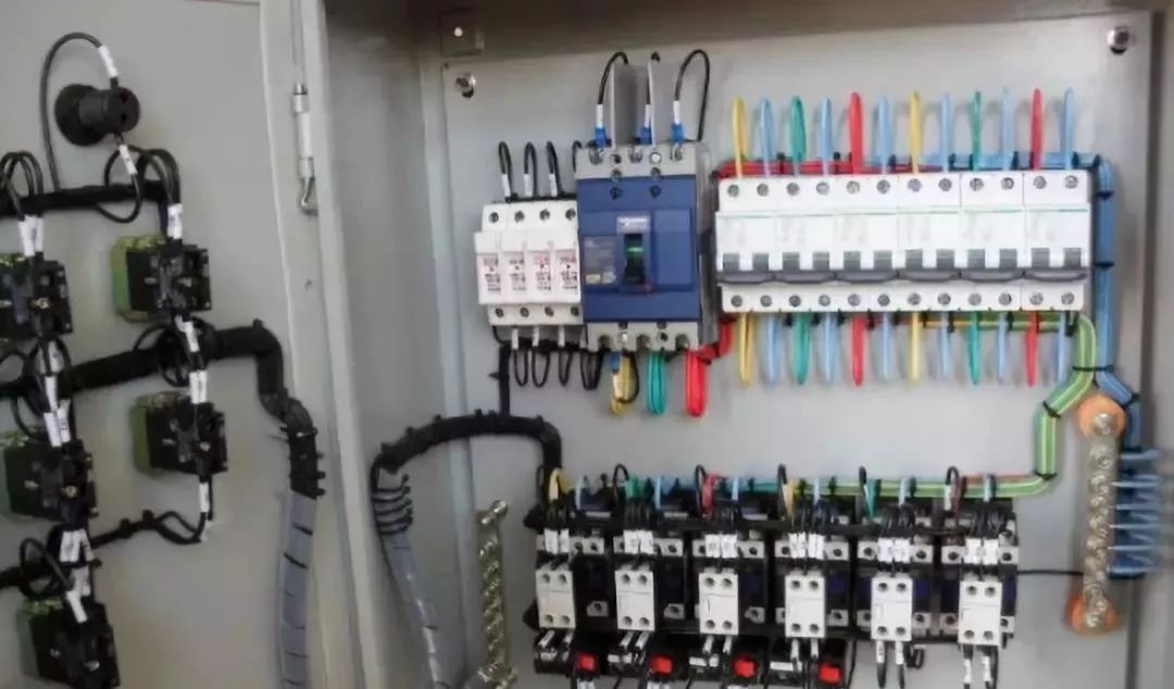 如果計(jì)算機(jī)房沒有配電箱,會發(fā)生什么?