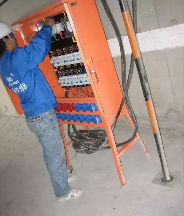 施工現(xiàn)場臨時用電配電箱及開關箱配置和使用說明，圖示詳圖