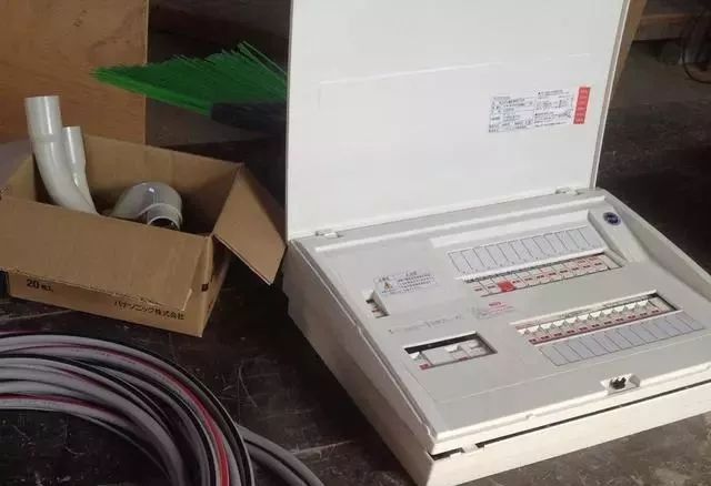 為什么日本家庭使用40年的單件配電箱而我們仍然在現場組裝它?