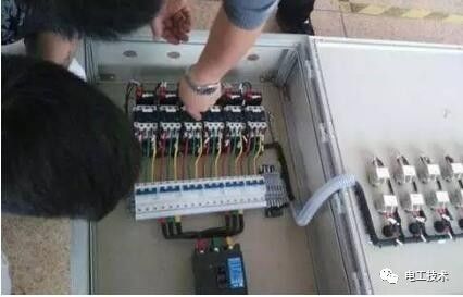 分析了配電箱的內部結構，誰能理解它？