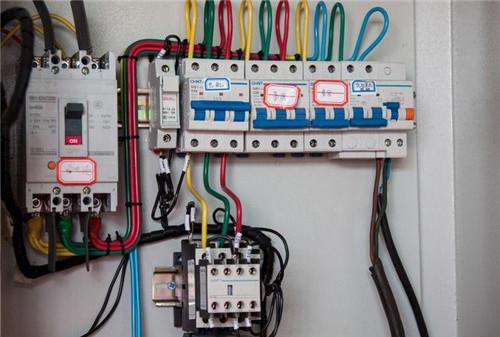 配電箱帶漏電保護或空?只有有這么多漏洞和空的開口才是安全的。這太實際了。