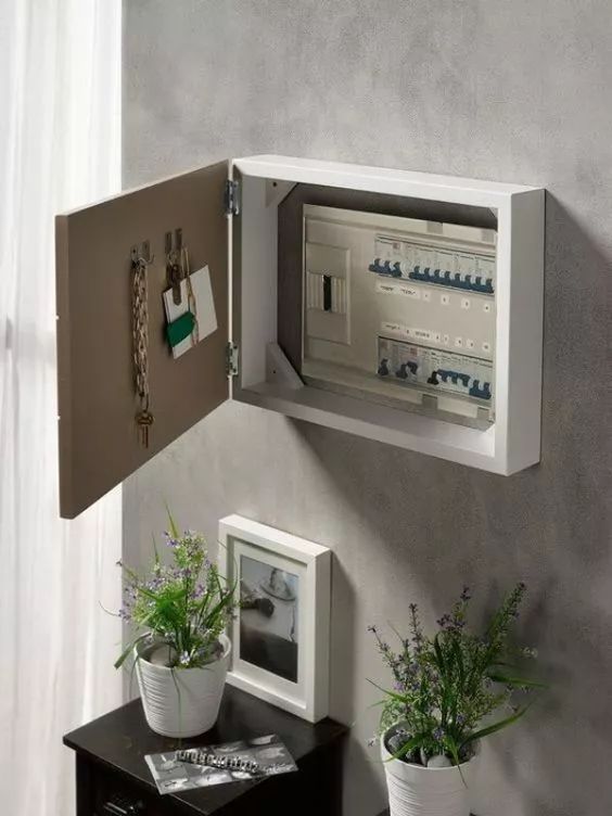 你家人的配電箱隱藏得好嗎？新房子的裝飾看起來很漂亮，因為做得很好。