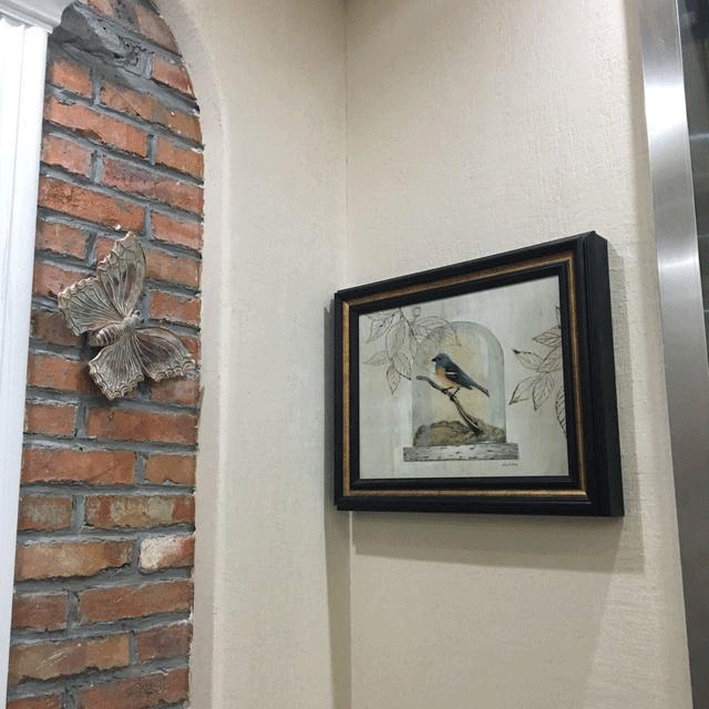 你家人的配電箱隱藏得好嗎？新房子的裝飾看起來很漂亮，因為做得很好。