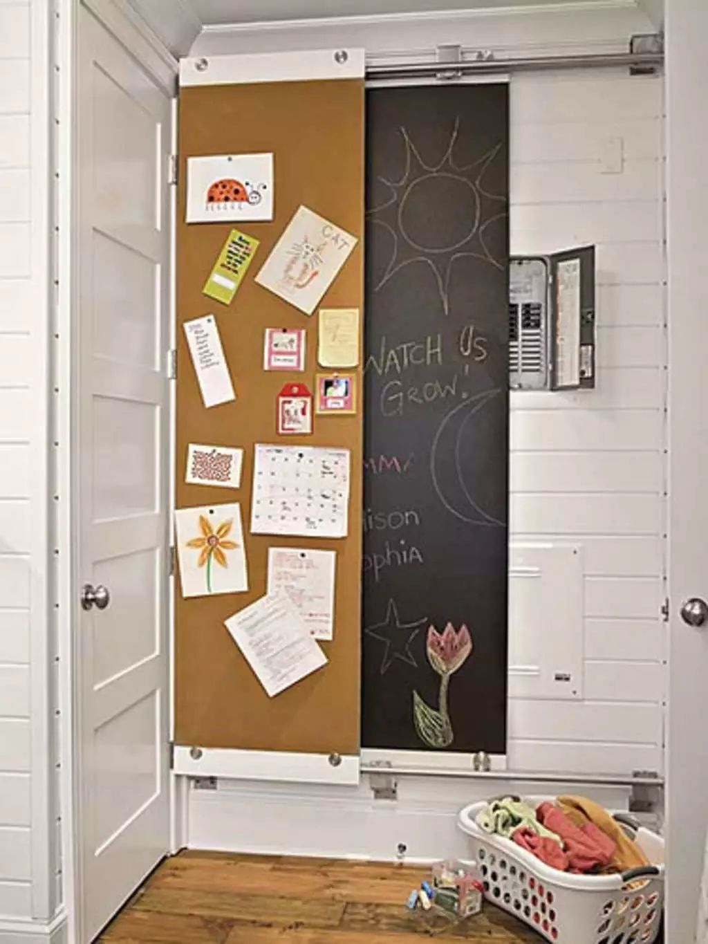 你家人的配電箱隱藏得好嗎？新房子的裝飾看起來很漂亮，因為做得很好。