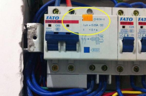 配電箱在此生命安全鍵中,務(wù)必記住每月按一次,事故會遲到