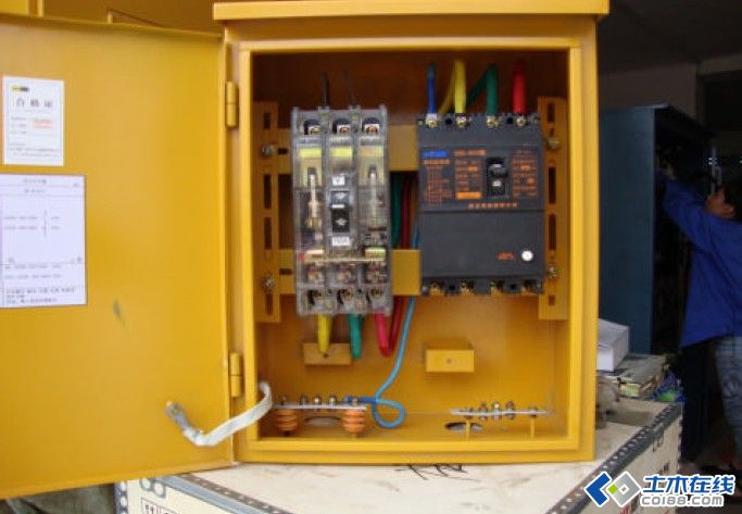 三級配電,二級保護(hù),一機(jī)一閘一漏,一箱配電箱及施工要求