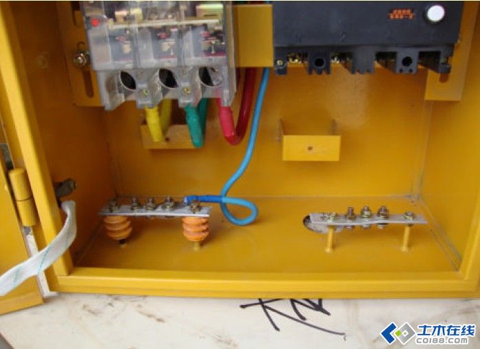 三級配電,二級保護(hù),一機(jī)一閘一漏,一箱配電箱及施工要求