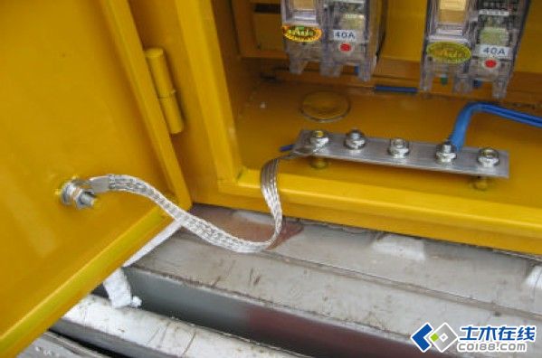 三級配電,二級保護(hù),一機(jī)一閘一漏,一箱配電箱及施工要求