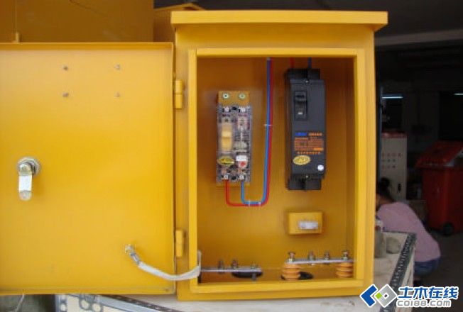 三級配電,二級保護(hù),一機(jī)一閘一漏,一箱配電箱及施工要求