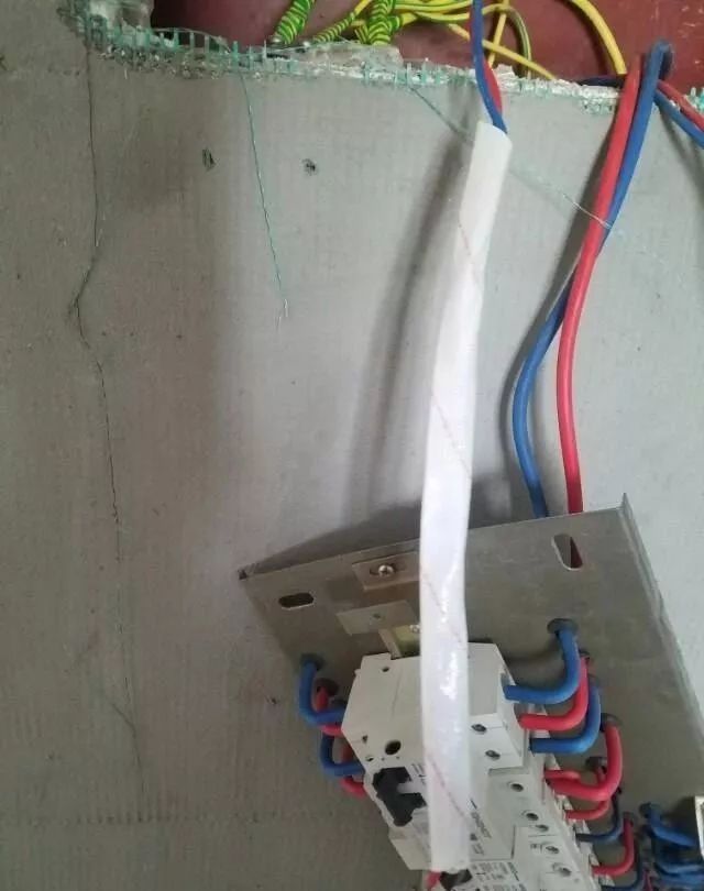 在一個(gè)建筑工地,一個(gè)建筑電工應(yīng)該如何安裝一個(gè)居民配電箱!與新加入者分享