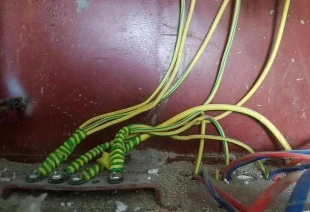 在一個(gè)建筑工地,一個(gè)建筑電工應(yīng)該如何安裝一個(gè)居民配電箱!與新加入者分享