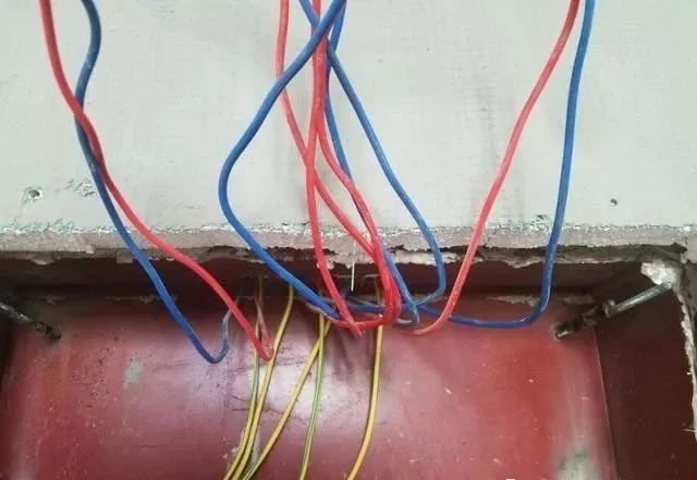 在一個(gè)建筑工地,一個(gè)建筑電工應(yīng)該如何安裝一個(gè)居民配電箱!與新加入者分享