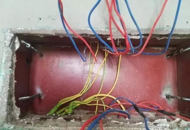 在一個(gè)建筑工地,一個(gè)建筑電工應(yīng)該如何安裝一個(gè)居民配電箱!與新加入者分享