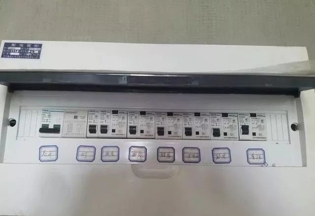 在一個(gè)建筑工地,一個(gè)建筑電工應(yīng)該如何安裝一個(gè)居民配電箱!與新加入者分享